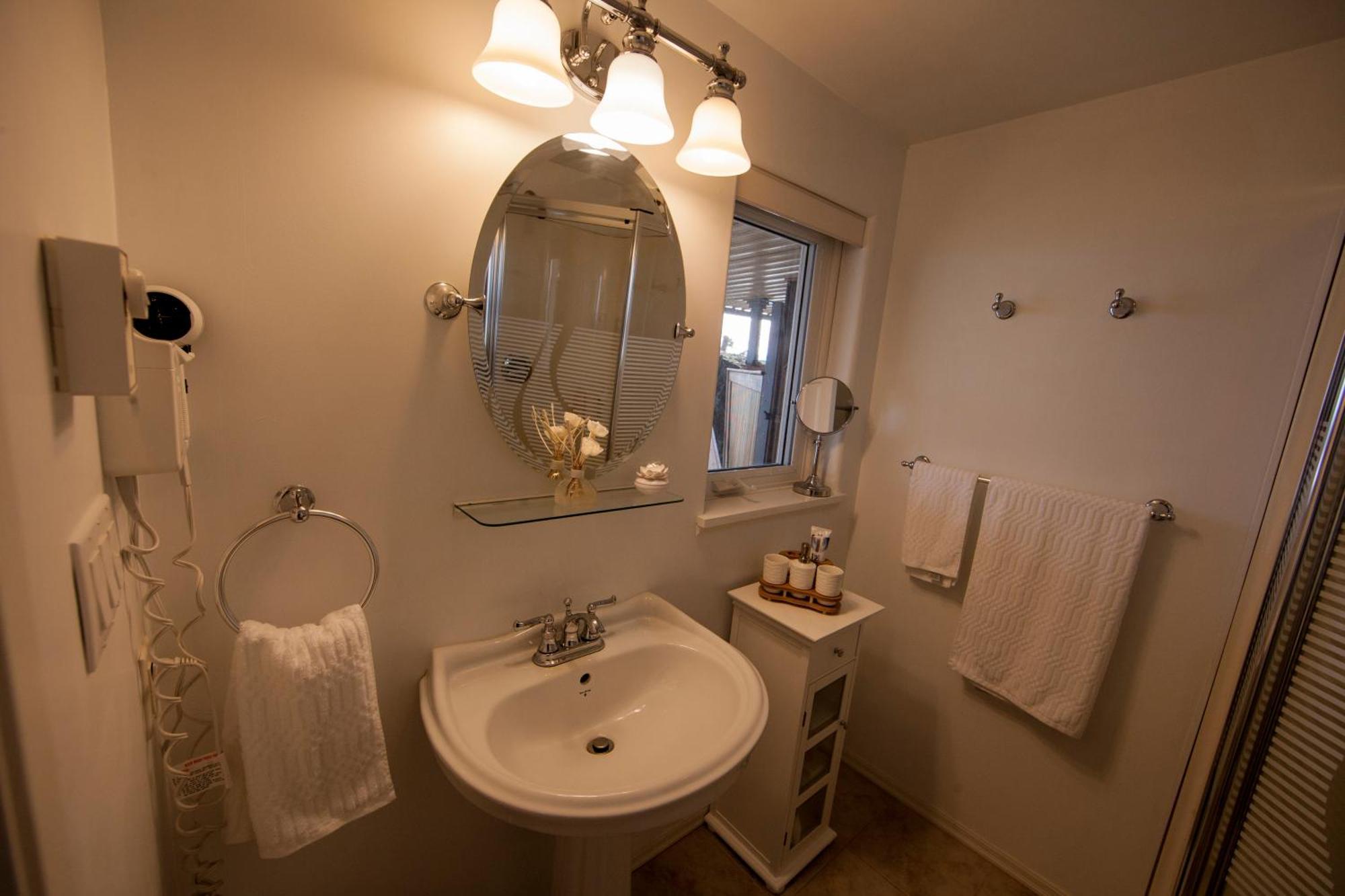 Shangri-La Oceanfront Vacation Home Bedwell Harbour Εξωτερικό φωτογραφία
