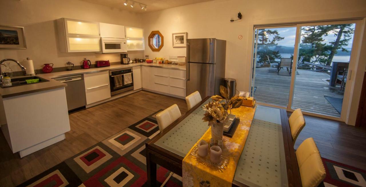Shangri-La Oceanfront Vacation Home Bedwell Harbour Εξωτερικό φωτογραφία